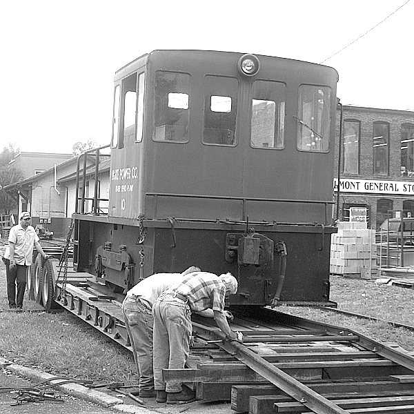 NHV #10 – GE 25 Ton end-cab switcher | Triangle's Train | New Hope ...